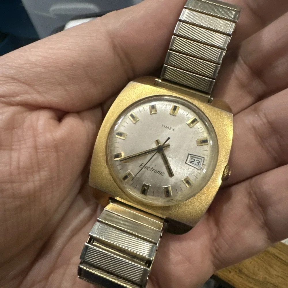 Works Vintage Timex Electronic TV Box 37mm Quartz Gold Tone Mens Watch Fit 8in